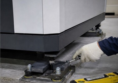 Крепление и выравнивание станка по уровню